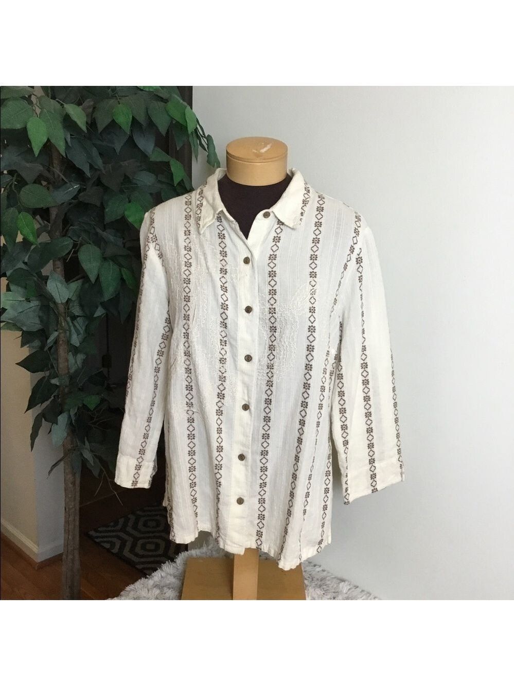 LIZ Claiborne first Issue size large button dow